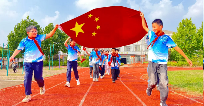 薛城区邹坞镇北安阳小学“我和国旗同框”，童心绘就爱国底色