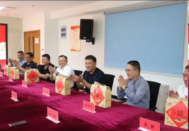 薛城民生集团党委班子成员走访慰问枣庄亲和源康养中心老人