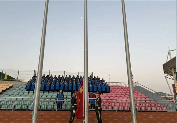 枣庄三中两校区同步举行“铭记历史，青春担当”主题升旗仪式