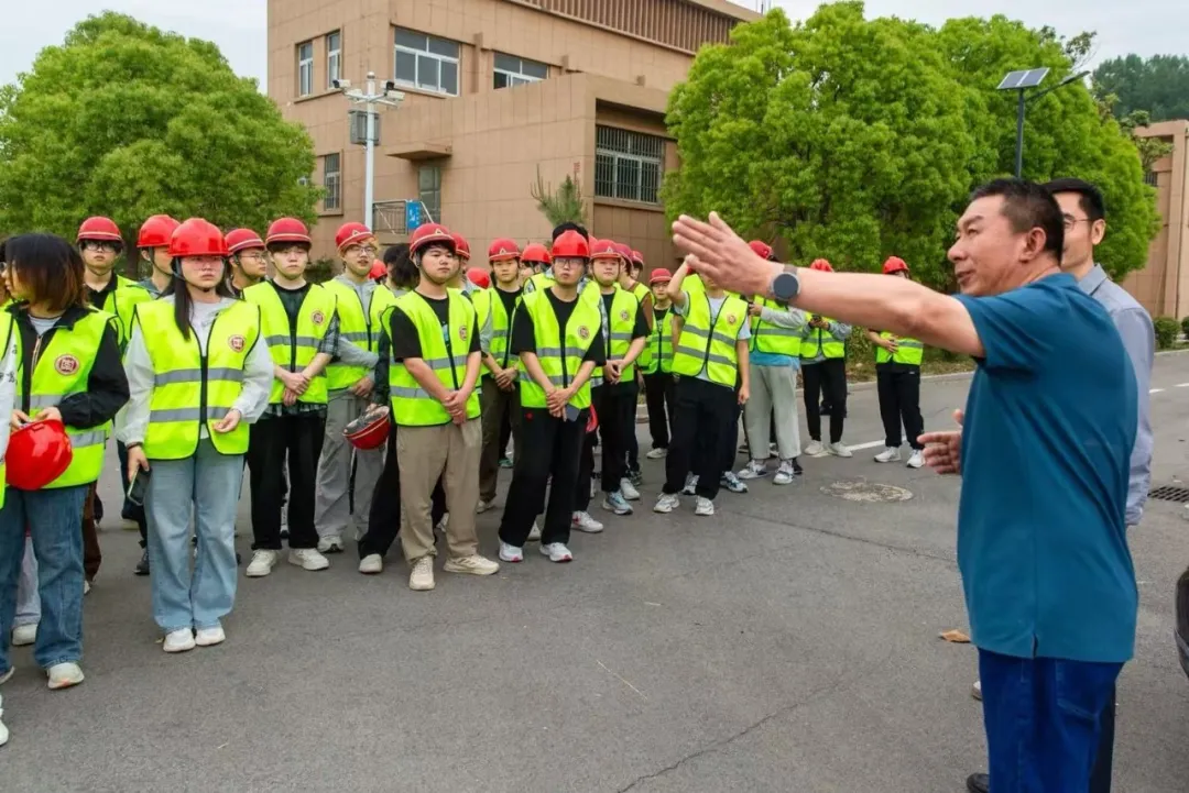 枣庄学院师生走进水务公司北郊水厂进行参观交流