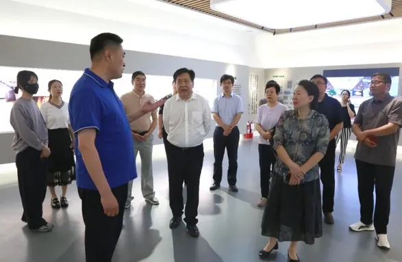 枣庄市政协副主席任怡春率调研组一行到得利斯参观调研