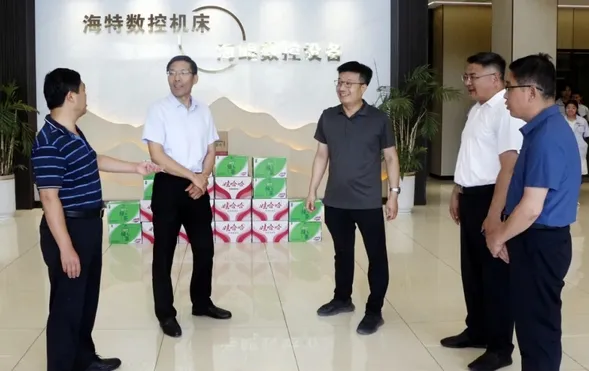 枣庄市应急管理局来南沙河镇开展“情系职工 夏送清凉”活动 